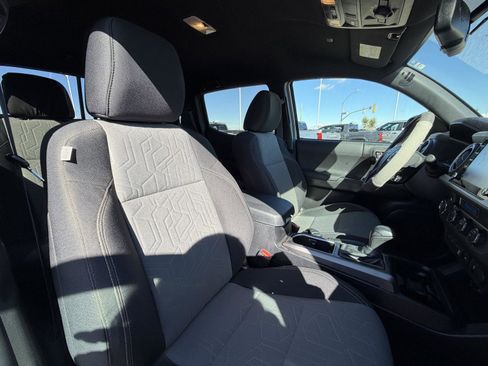 Used 2022 Toyota Tacoma TRD Off-Road image 16