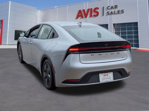 Used 2025 Toyota Prius LE image 3