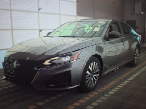 Used 2025 Nissan Altima 2.5 SV FWD image 2