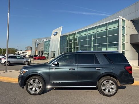 Used 2023 Ford Expedition Platinum image 2