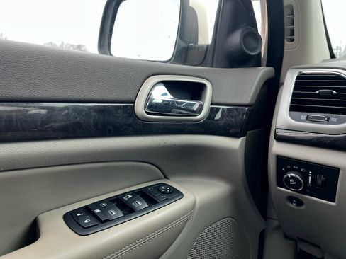 Used 2012 Jeep Grand Cherokee Laredo w/ Laredo E Group image 13