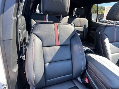 Used 2025 Chevrolet Traverse RS image 19