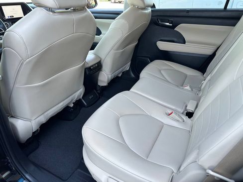 Used 2025 Toyota Highlander XLE FWD image 16