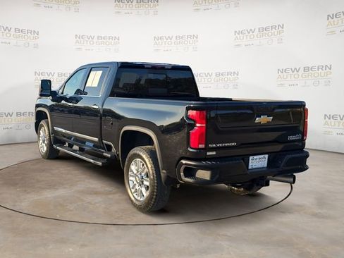 Used 2025 Chevrolet Silverado 2500 High Country w/ High Country Premium Package AWD/4WD image 3