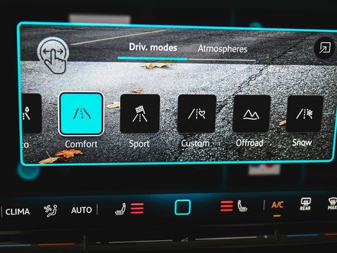 Used 2025 Volkswagen Tiguan SE AWD/4WD image 21