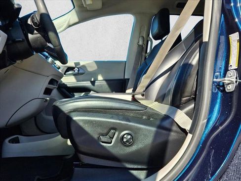Used 2023 Chrysler Pacifica Touring-L image 13