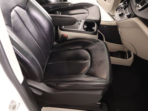 Used 2023 Chrysler Pacifica Touring-L image 14