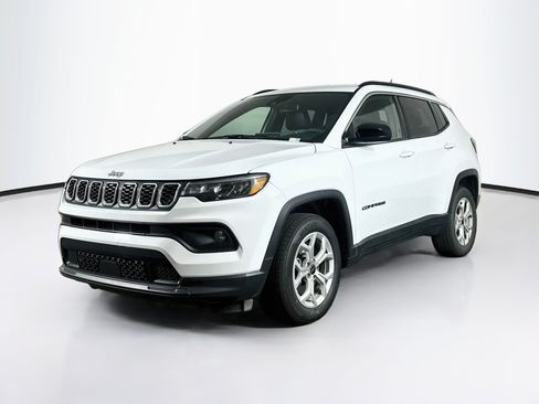 Used 2025 Jeep Compass Latitude AWD/4WD image 3