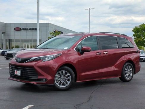 Certified 2025 Toyota Sienna XLE AWD/4WD image 2