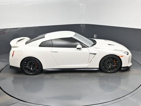Used 2018 Nissan GT-R Premium w/ Premium Interior Package image 37
