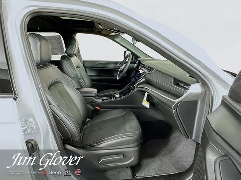 New 2025 Jeep Grand Cherokee Laredo image 16