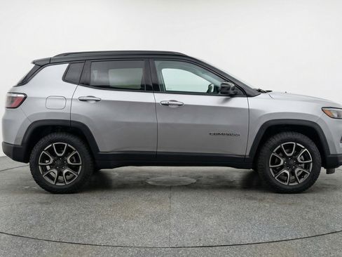 Used 2025 Jeep Compass Trailhawk AWD/4WD image 11