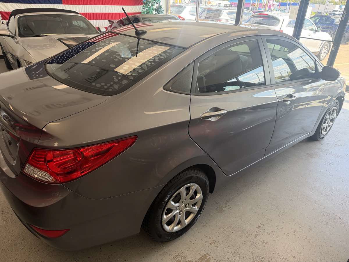Used 2013 Hyundai Accent GLS FWD image 6