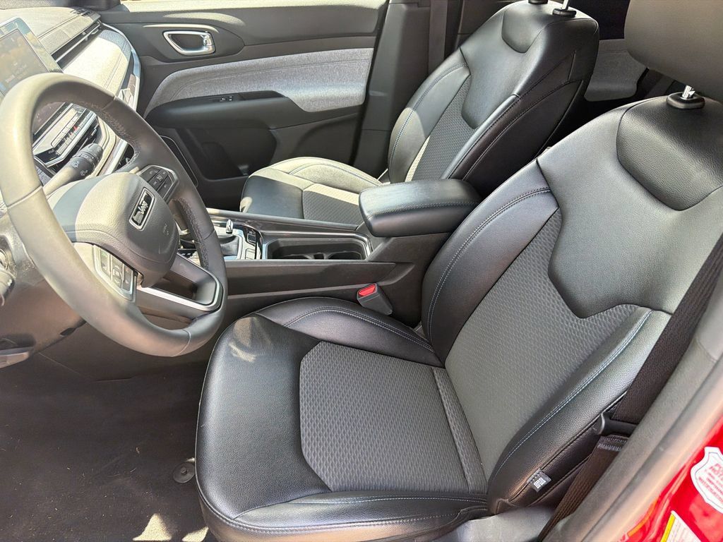 Used 2025 Jeep Compass Latitude AWD/4WD image 9