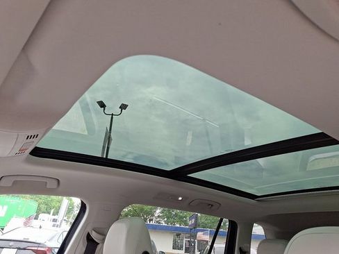 Used 2022 Volkswagen Tiguan SE w/ Panoramic Sunroof Package AWD/4WD image 15