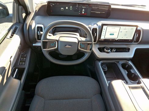 Certified 2025 Ford Expedition Active image 10