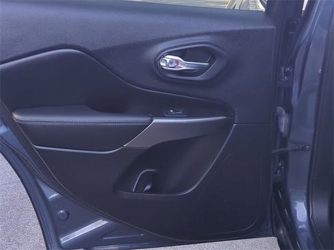 Used 2021 Jeep Cherokee Limited image 28