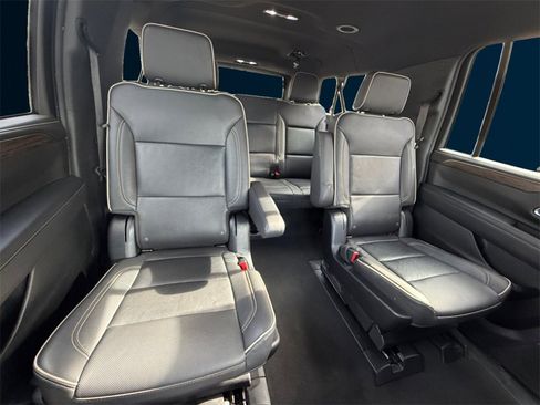 Used 2023 Chevrolet Suburban Premier image 18