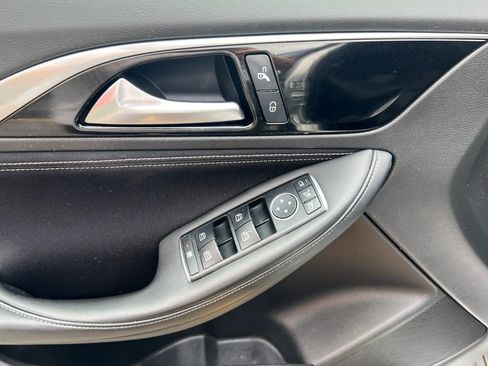 Used 2017 INFINITI QX30 image 9