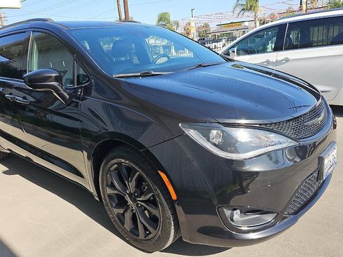 Used 2018 Chrysler Pacifica Touring-L w/ Advanced Safetytec Group FWD image 1
