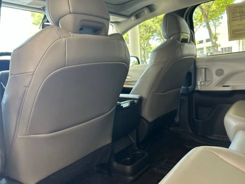 Used 2025 Toyota Sienna XLE FWD image 41