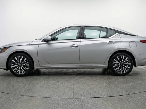 Used 2025 Nissan Altima 2.5 SV FWD image 5