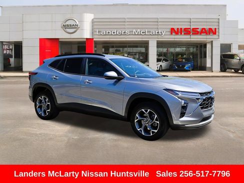 Used 2025 Chevrolet Trax LT image 1