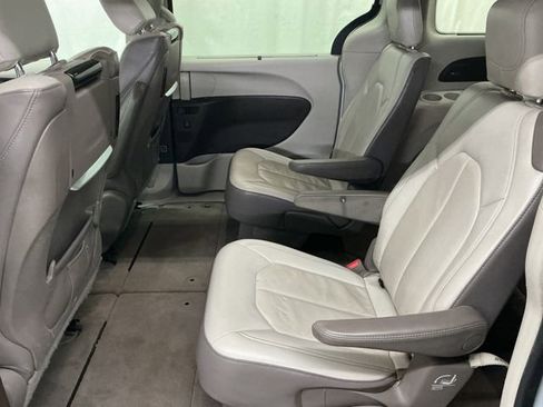 Used 2018 Chrysler Pacifica Touring-L Plus image 36