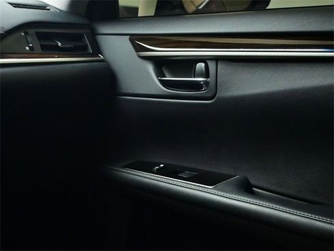 Used 2016 Lexus ES 350 w/ Luxury Package w/Wood Trim image 13