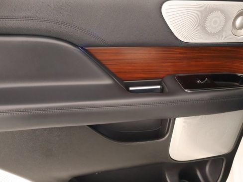Used 2022 Lincoln Navigator Reserve AWD/4WD image 18