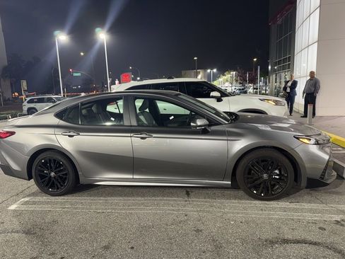 Used 2025 Toyota Camry SE image 7