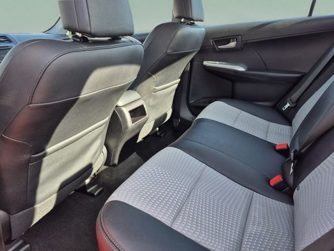 Used 2014 Toyota Camry SE FWD image 16