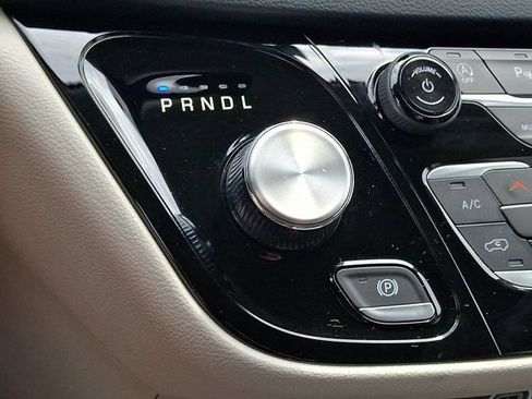 Certified 2023 Chrysler Pacifica Touring-L FWD image 19