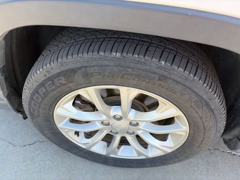 Used 2019 Jeep Cherokee Latitude w/ Popular Appearance Group FWD image 5