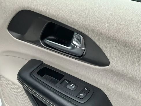 Used 2024 Chrysler Pacifica Touring-L FWD image 29