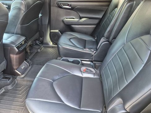 Used 2023 Toyota Highlander XLE AWD/4WD image 18