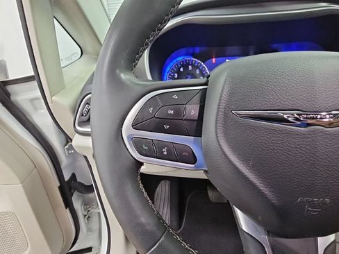 Used 2023 Chrysler Pacifica Touring-L FWD image 26