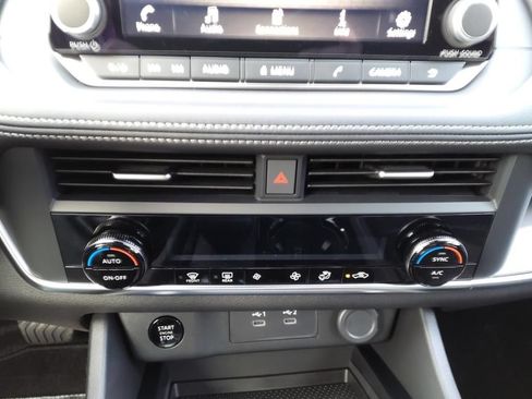 Certified 2025 Nissan Rogue SV FWD image 14