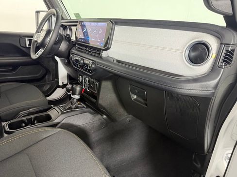 Used 2025 Jeep Wrangler Unlimited Sahara w/ Safety Group AWD/4WD image 31