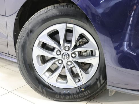 Used 2022 Toyota Sienna XLE image 14