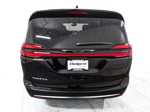 New 2027 Chrysler Pacifica Select FWD image 6
