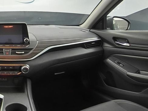 Used 2025 Nissan Altima 2.5 SV FWD image 15