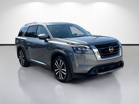 Used 2025 Nissan Pathfinder Platinum FWD image 7
