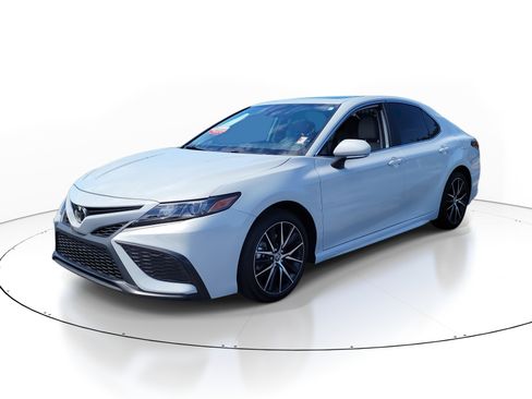 Certified 2024 Toyota Camry SE image 3