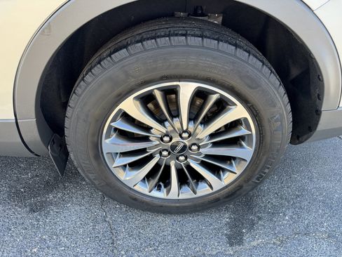 Used 2019 Lincoln Nautilus Select image 39