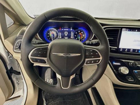 Used 2024 Chrysler Pacifica Limited AWD/4WD image 11