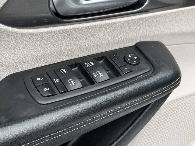 Used 2024 Chrysler Pacifica Limited FWD image 9