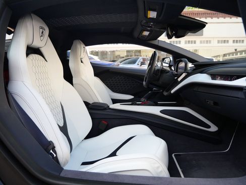 Used 2025 Lamborghini Revuelto Base image 8