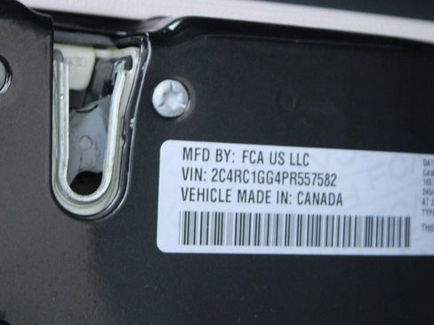 Used 2023 Chrysler Pacifica Limited FWD image 18