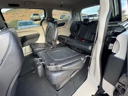 Certified 2024 Chrysler Pacifica Touring-L image 10